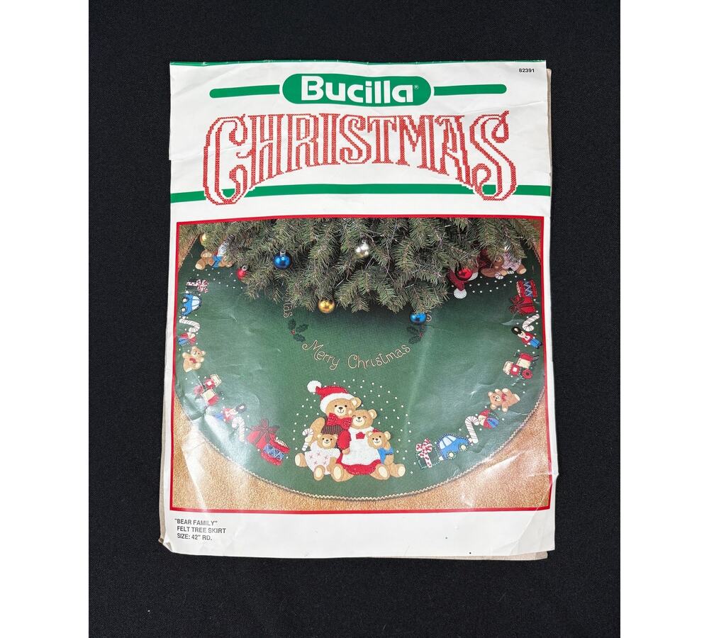 Vintage Bucilla Christmas Bear Family Felt Tree Skirt Kit Holiday Project 82391